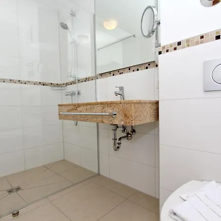 Strandnahe Mit Terrasse, Gratis Nutzung Vom Ahoi Erlebnisbad Und Sauna In Sellin - Rex Rugia 14-2 *